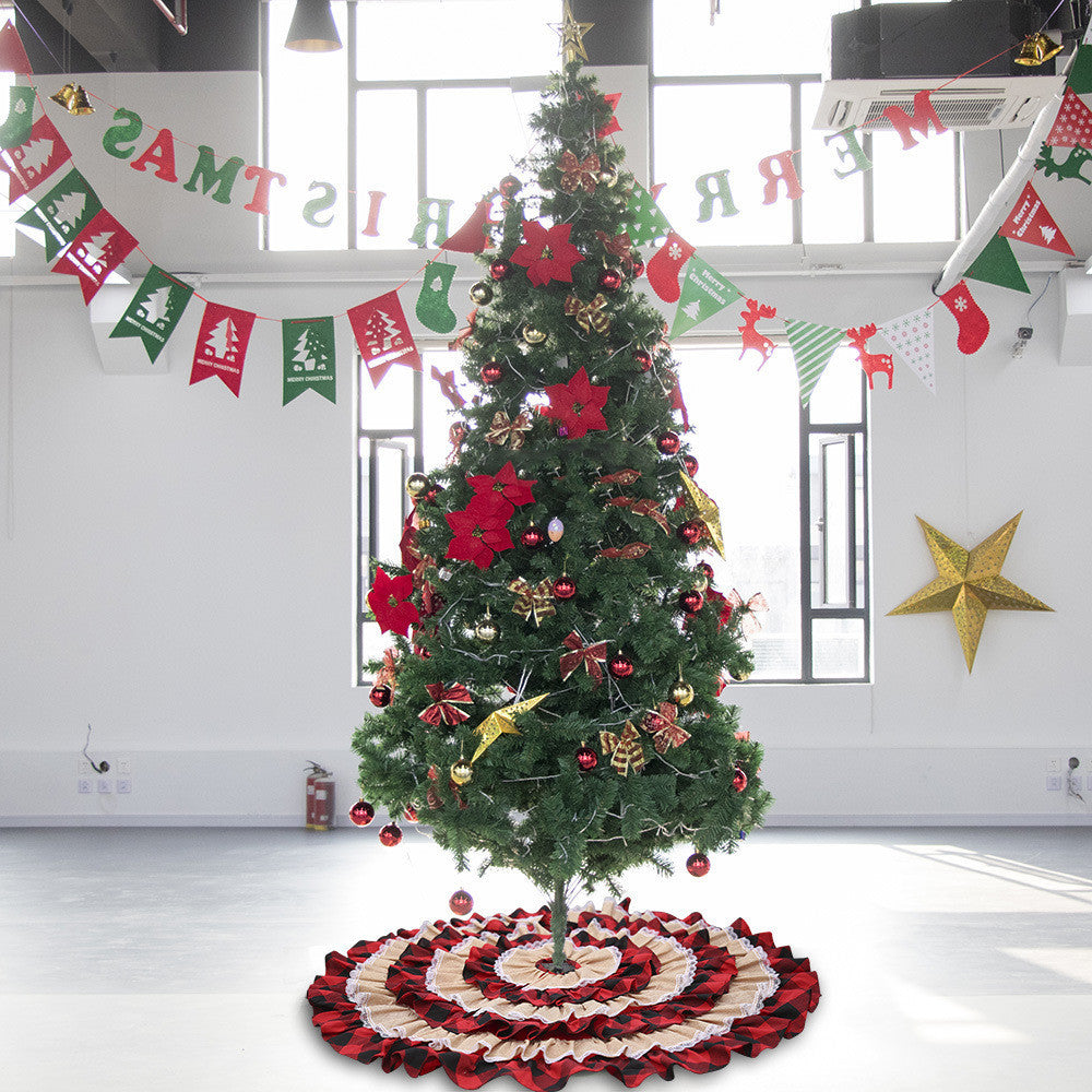 تنورة شجرة عيد الميلاد المصنوعة من الكتان المطوي على شجرة عيد الميلاد