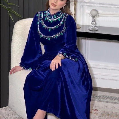 فستان شرق أوسطي مخملي بسحاب أخضر منسدل على شكل ألماس