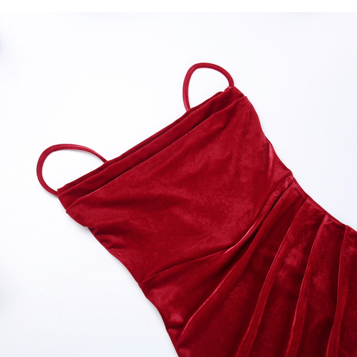 فستان أحمر لعيد الميلاد مع طيات الخصر وشق في الخصر