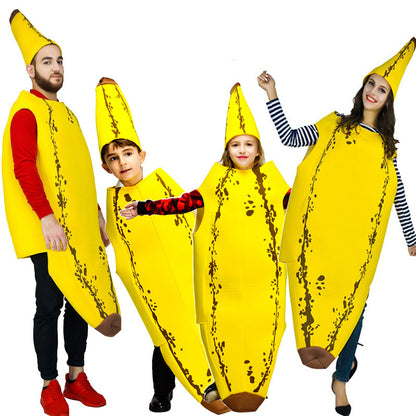 أداء الموز التنكري للوالدين والطفل في عيد الهالوين