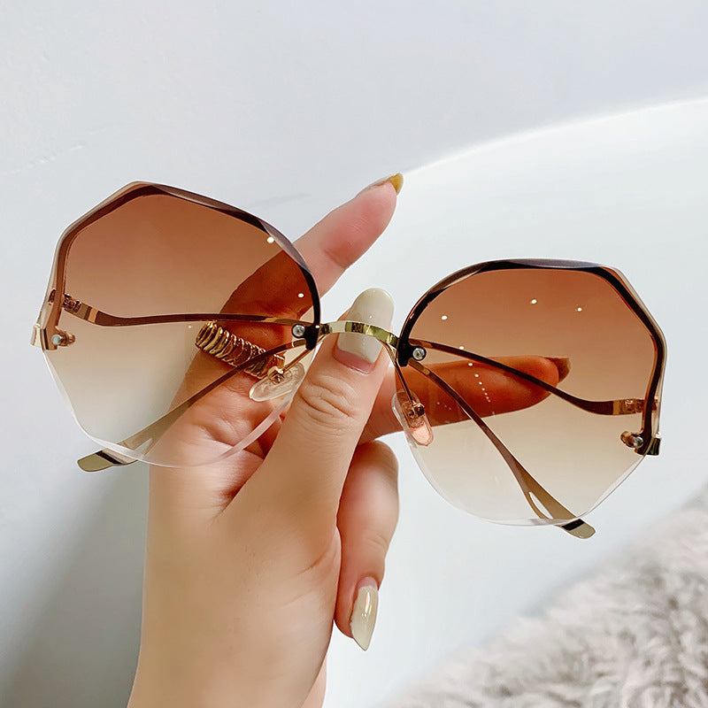 نظارات شمسية عصرية واقية من الأشعة فوق البنفسجية للنساء
