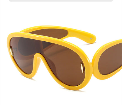 نظارات شمسية عصرية ذات حافة كبيرة من قطعة واحدة للنساء