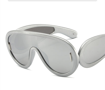 نظارات شمسية عصرية ذات حافة كبيرة من قطعة واحدة للنساء